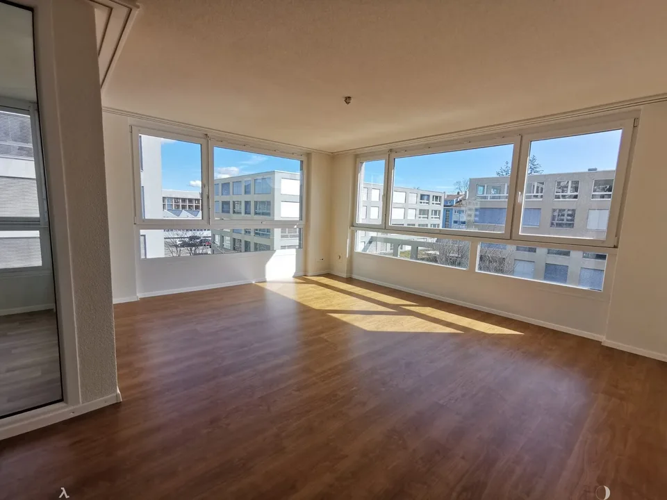 Bright 3.5-room apartment on the 4th floor with elevator and garage in Biel
