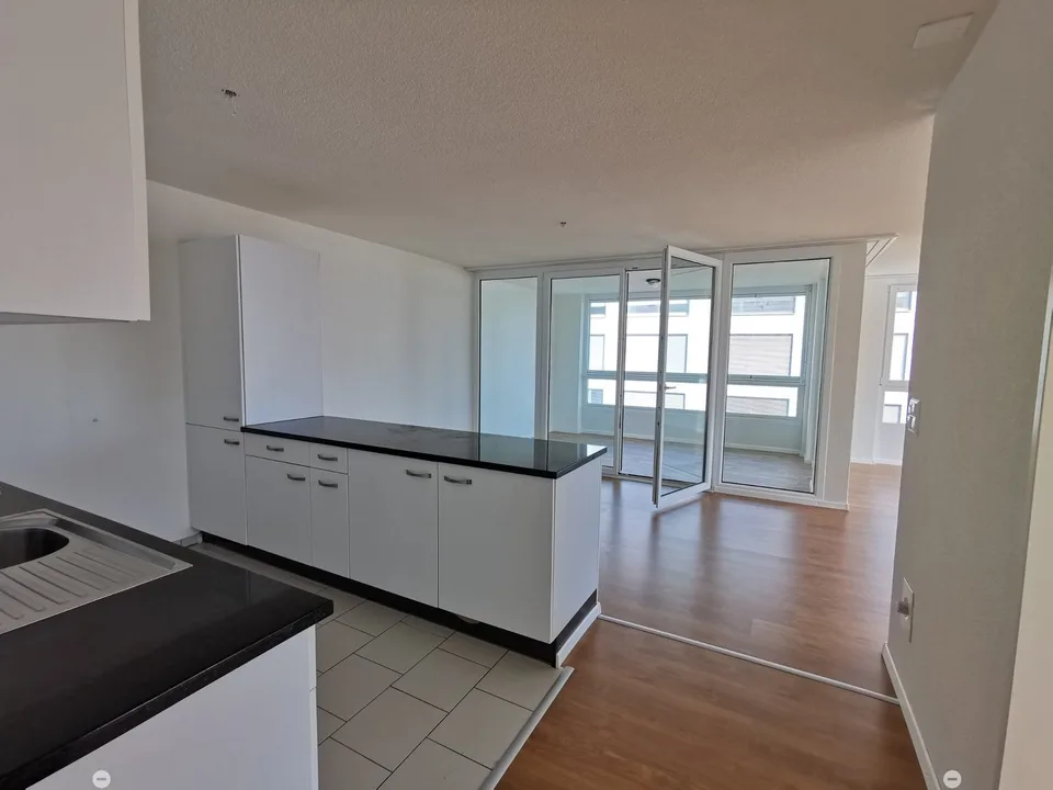 Bright 3.5-room apartment on the 4th floor with elevator and garage in Biel