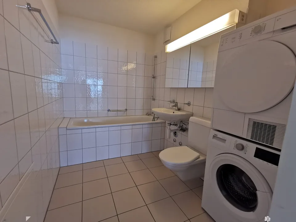Bright 3.5-room apartment on the 4th floor with elevator and garage in Biel