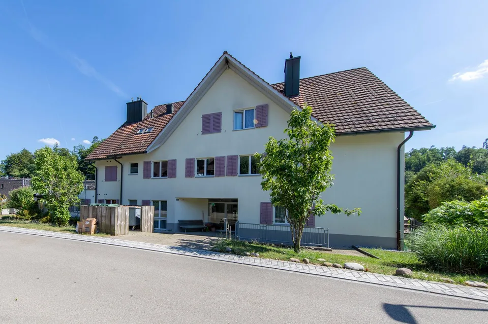 Charmante 4.5-Zimmer-Wohnung mit Kamin und Balkon in Freienstein-Teufen
