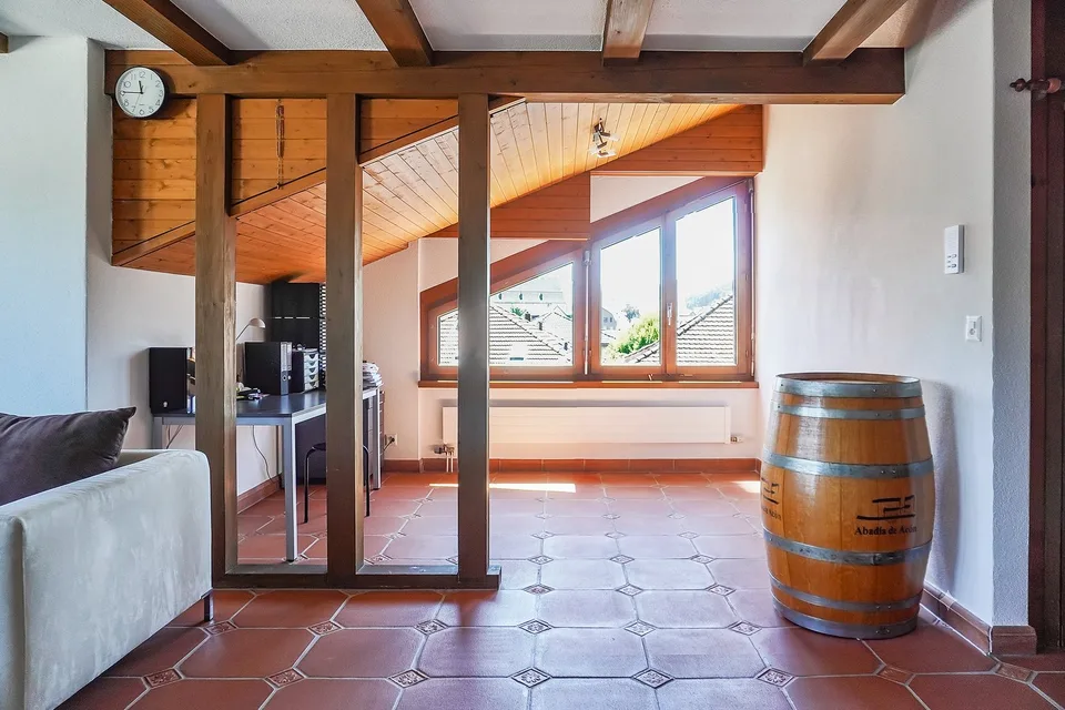 Comfort abitativo su due livelli – con camino e vista sul Speer