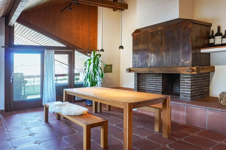 Comfort abitativo su due livelli – con camino e vista sul Speer