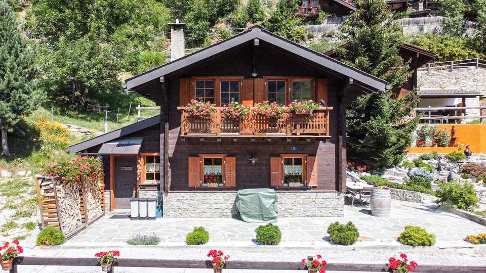 Adorable chalet avec joli jardin, garage double et vues spendides