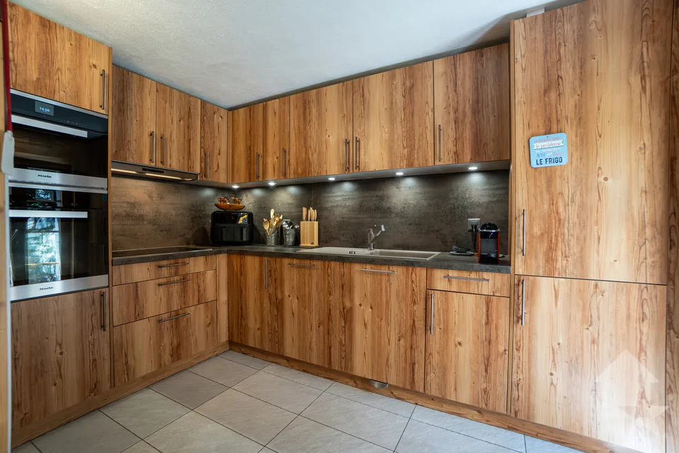 Charming chalet with lovely garden, double garage and stunning views