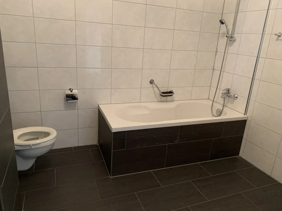 Appartement spacieux 3.5 pièces au rez-de-chaussée avec hauts plafonds