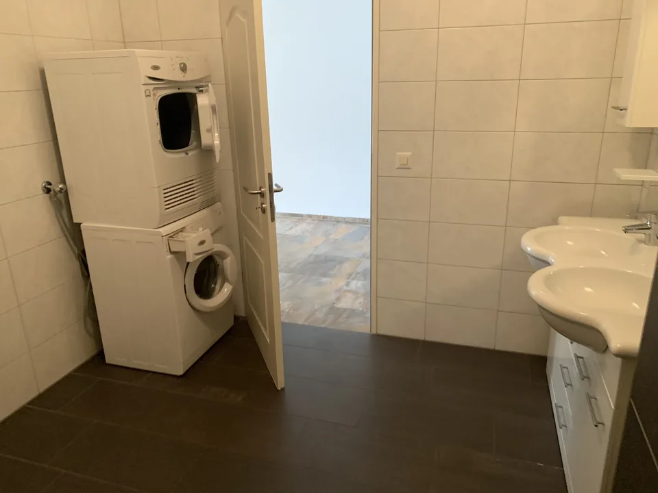 Appartement spacieux 3.5 pièces au rez-de-chaussée avec hauts plafonds