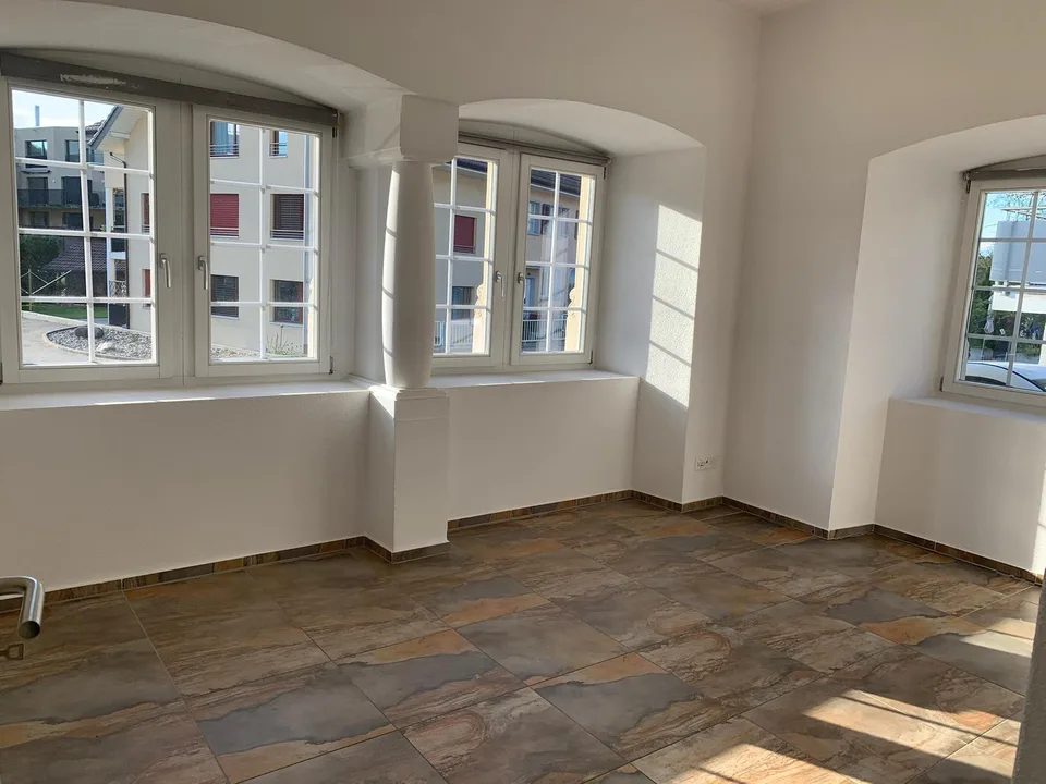 Appartement spacieux 3.5 pièces au rez-de-chaussée avec hauts plafonds