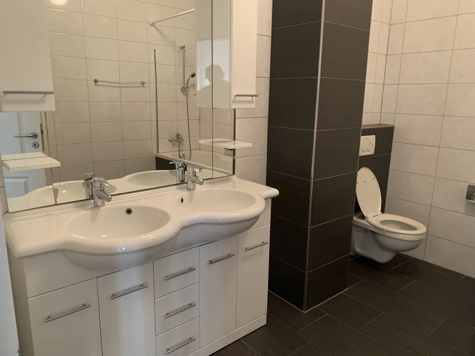 Appartement spacieux 3.5 pièces au rez-de-chaussée avec hauts plafonds