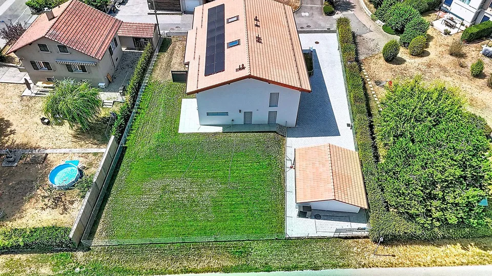 Semi-detached villa with 7 rooms and garden