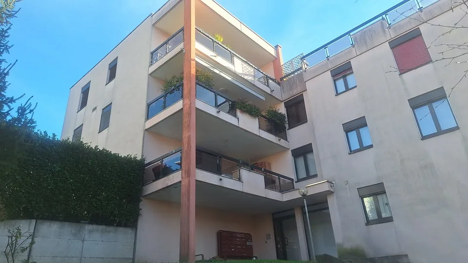 Soleggiato, Confortevole Appartamento con grande Terrazza, Posto Auto