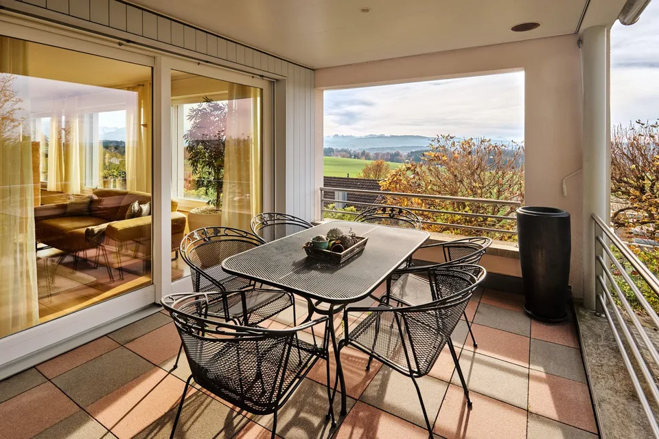 Exklusives 5.5-Zimmer-Terrassenhaus mit Wellnessbereich und traumhafter Weitsicht