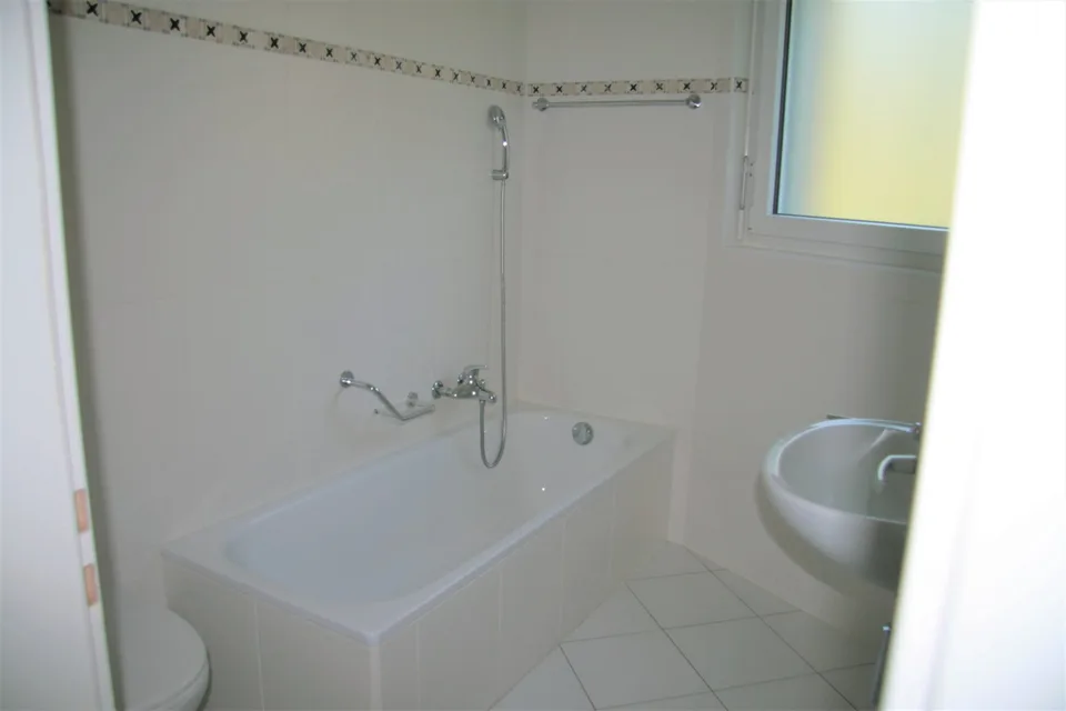 Dachwohnung 3.5 Zimmer - zentrale aber ruhige Lage im Grünen – Foto 10 von 15