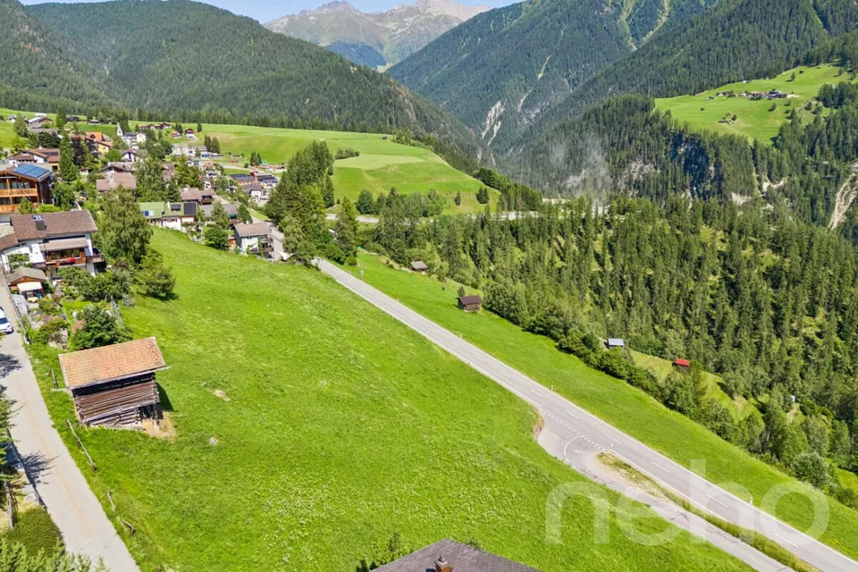 Terrain spacieux avec part de terrain constructible à Davos Wiesen