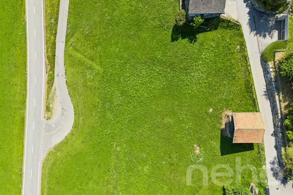 Terrain spacieux avec part de terrain constructible à Davos Wiesen