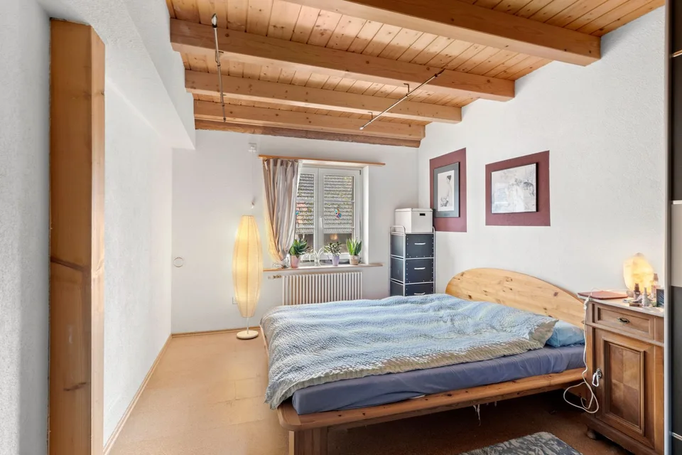 Charming 9-room row house with garage for sale in Trasadingen
