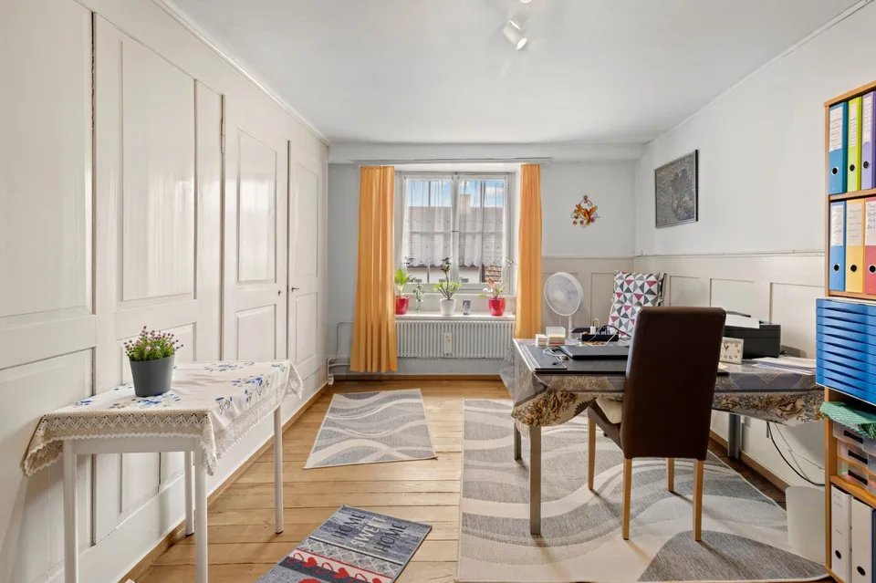 Charming 9-room row house with garage for sale in Trasadingen