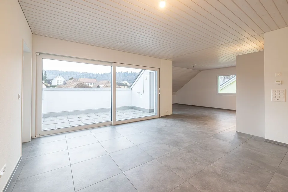 Appartement mansardé lumineux 4.5 pièces avec balcon à Nesselnbach