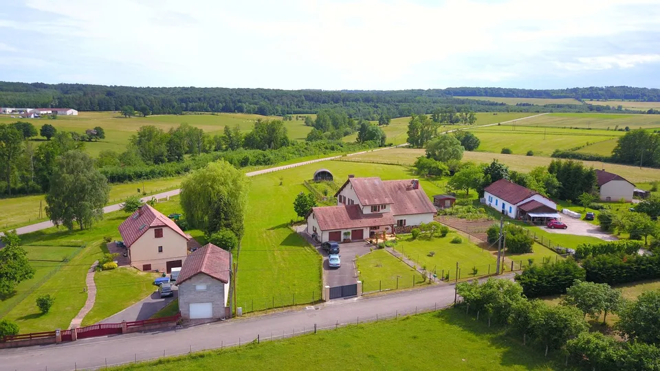 7.5-Zimmer-Landhaus mit 1 ha Grundstück in Monthureux-sur-Saône (FR) nähe Basel und Boncourt
