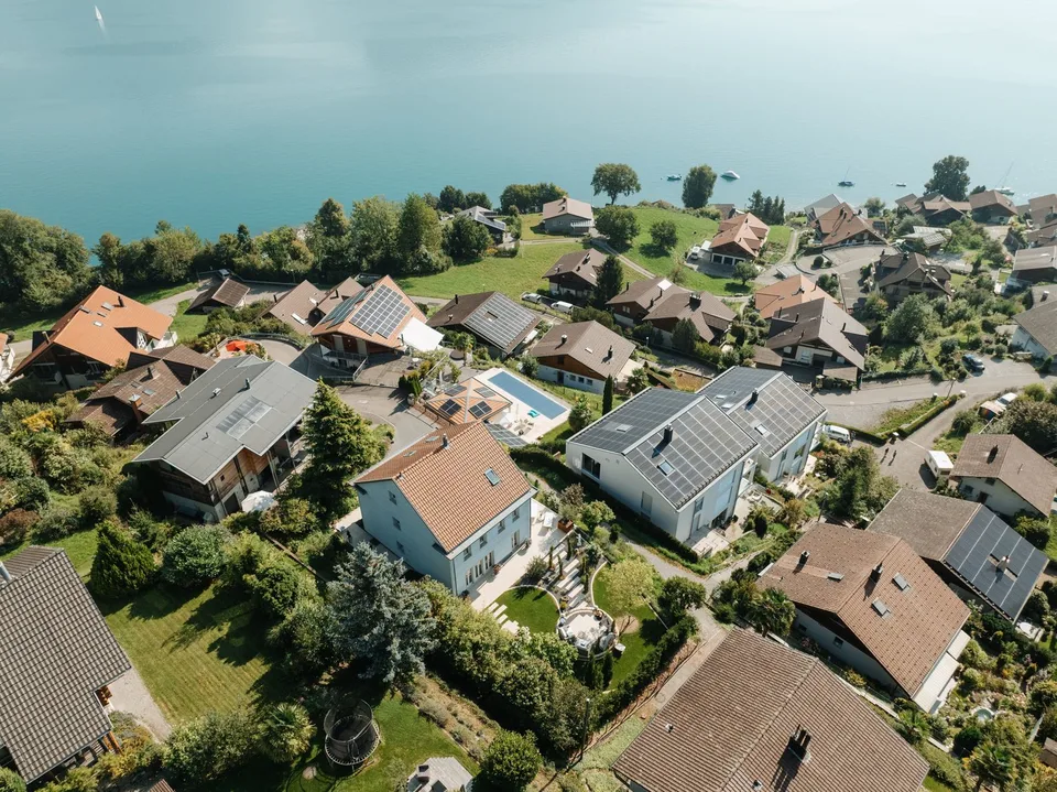 Exklusives Einfamilienhaus über dem Thunersee: Licht. Raum. Aussicht.