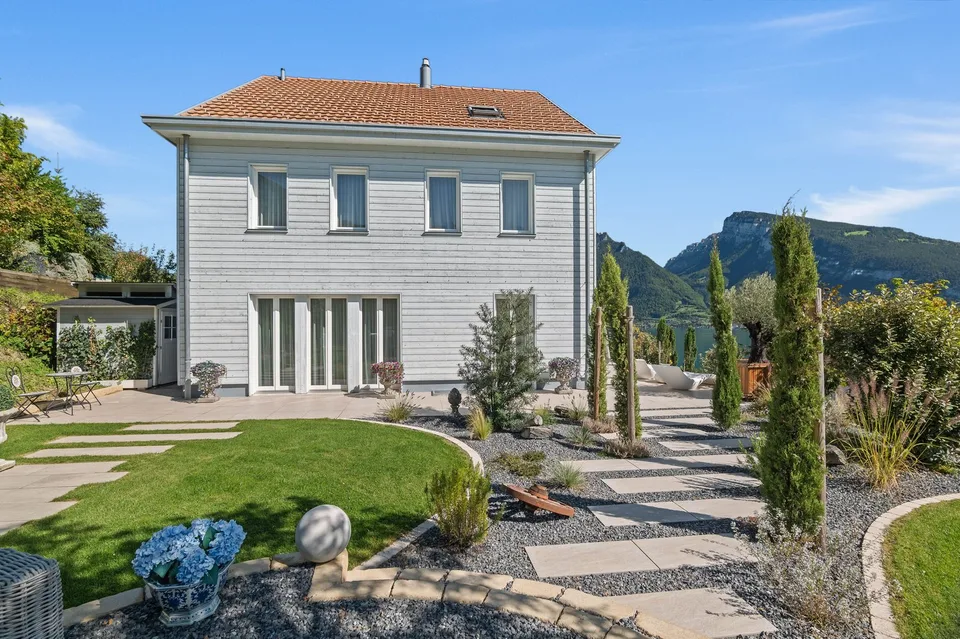 Esclusiva casa unifamiliare sopra il lago di Thun: Luce. Spazio. Vista.
