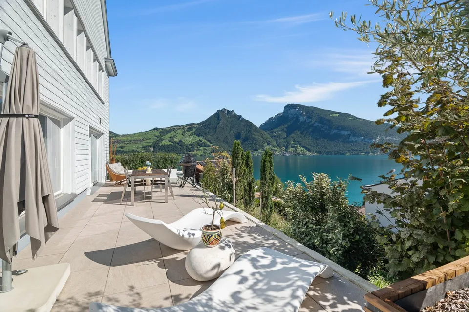 Esclusiva casa unifamiliare sopra il lago di Thun: Luce. Spazio. Vista.
