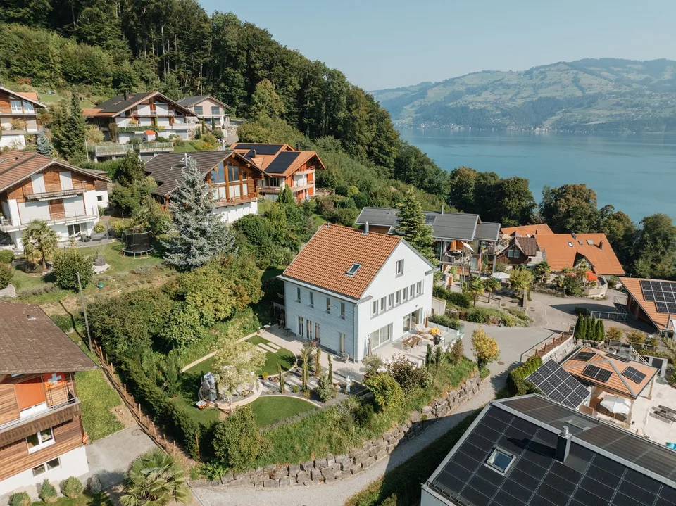 Esclusiva casa unifamiliare sopra il lago di Thun: Luce. Spazio. Vista.