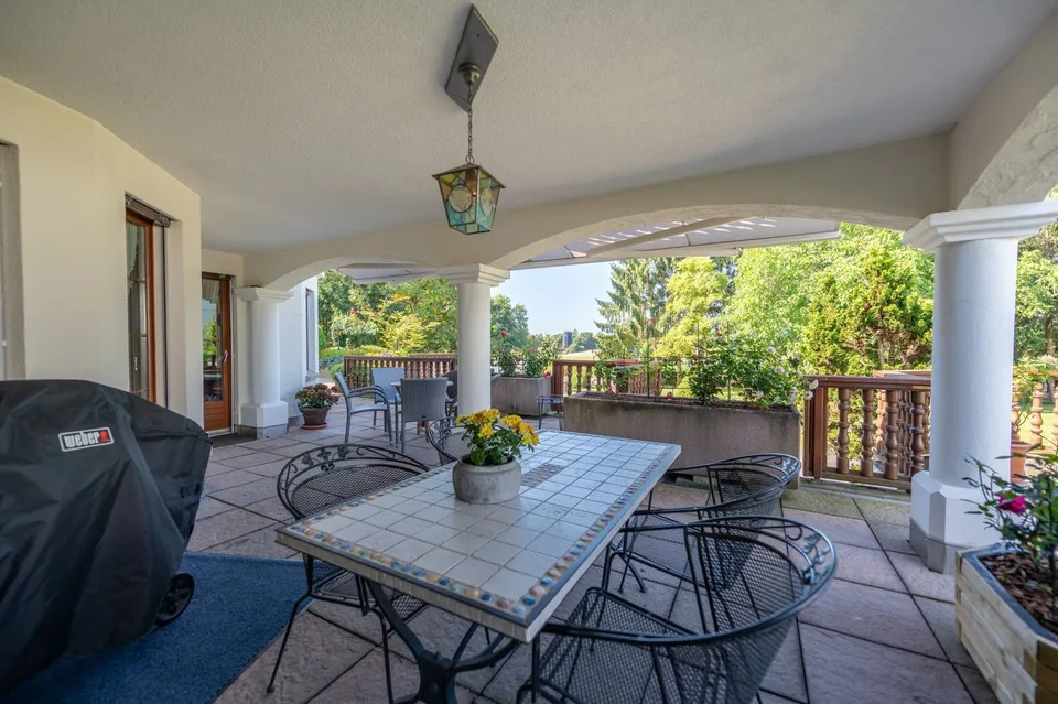 Spacious single-family house with 2'000 m² plot and versatile potential