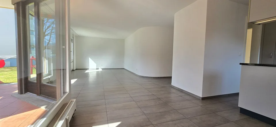 Appartement de 4,5 pièces fraîchement rénové directement à côté de la maternelle et de l'école primaire