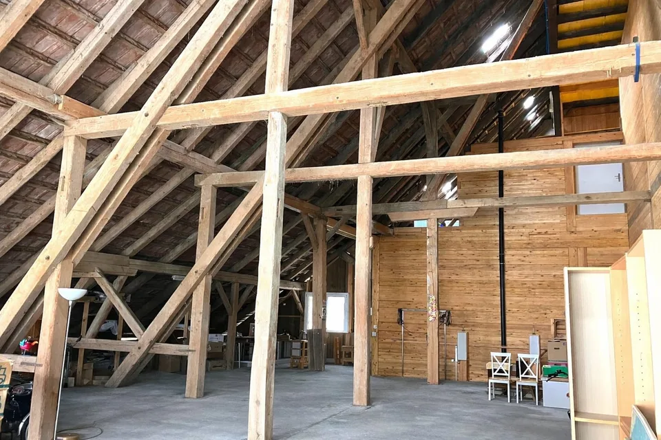 Baubewilligtes 2-Wohnungs-Projekt mit grosser Halle und 2'705 m Gebäudevolumen