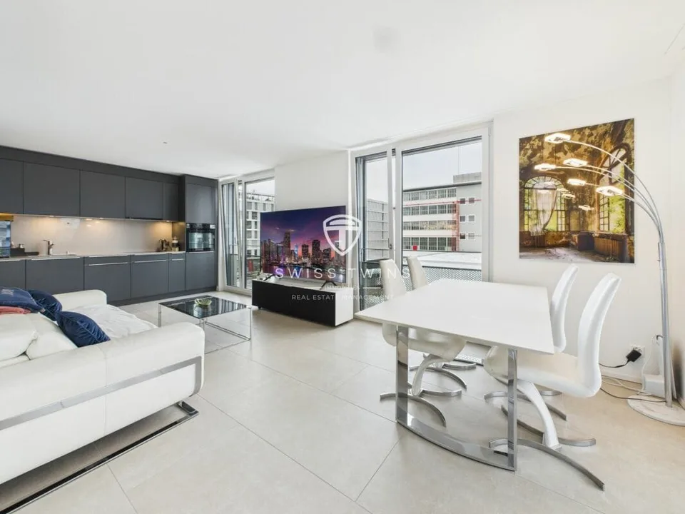 Modern 3.5-room penthouse apartment with loggia in Zurich
