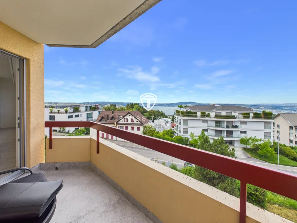 Newly Renovated 3.5-Room Apartment with Lake View in Feusisberg for Rent