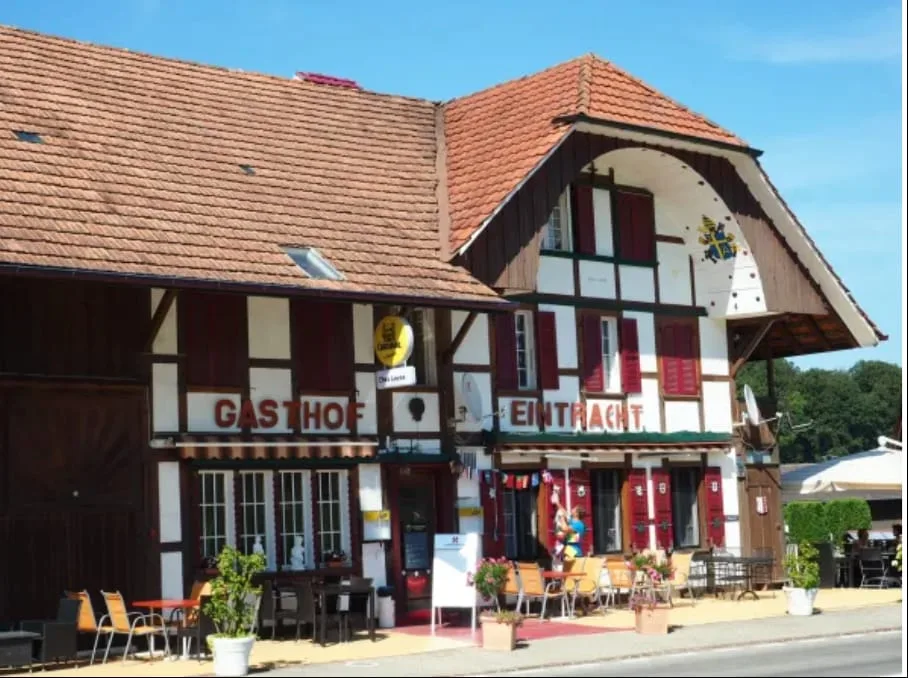 Ertragsstarkes Wohn-Gewerbehaus, 3 Einheiten, 120 Parkplätze