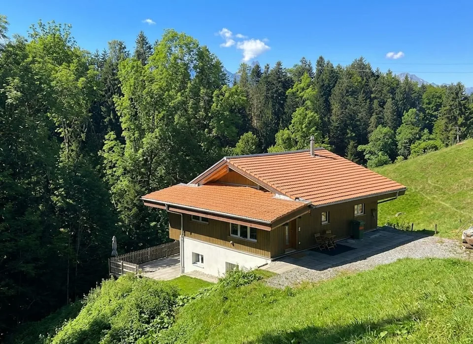 Exclusive solitary property with large surroundings in Goldiwil - sunny & absolutely private