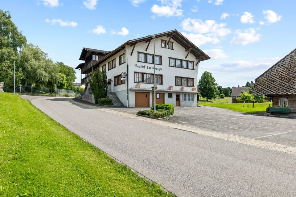 Maison multifamiliale avec terrain constructible supplémentaire