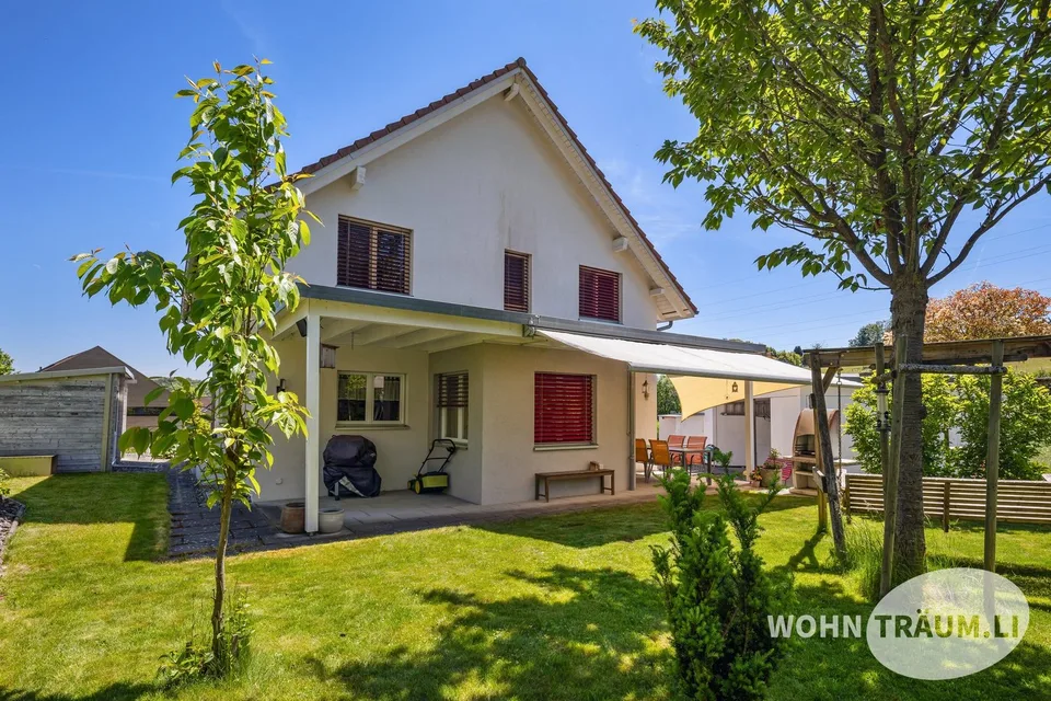 Im idyllisch gelegenen Wohnquartier von Mahren-Lostorf befindet sich dieses grosszügige 7½-Zimmer Einfamilienhaus.