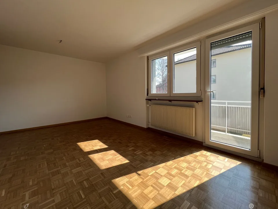 Appartement 1 1/2 pièces complètement rénové avec cuisine ouverte et balcon