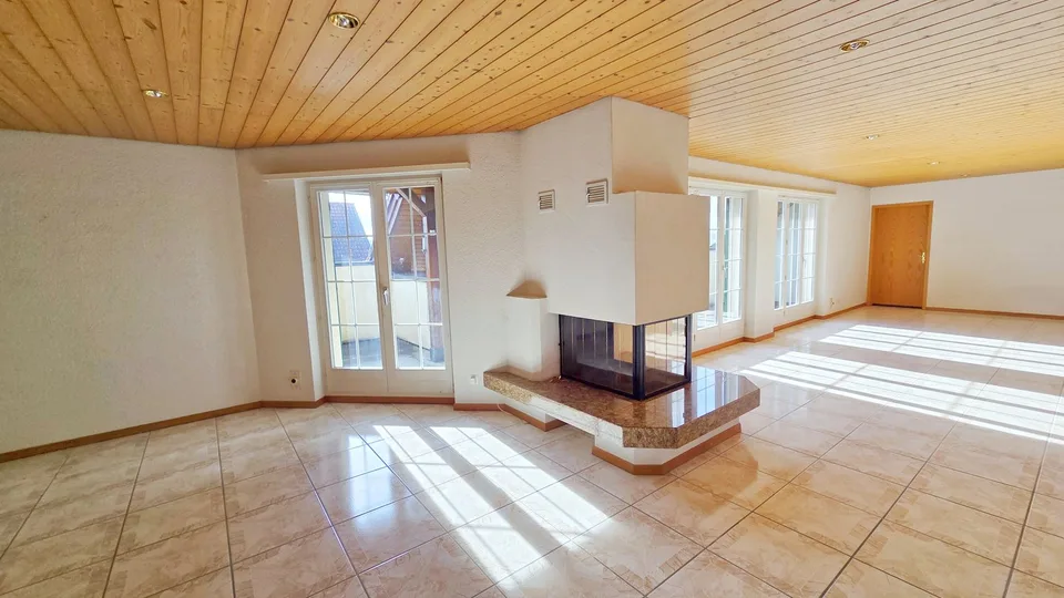 Living like in a single-family home - large 4 ½-room attic apartment with private entrance, basement, and garden
