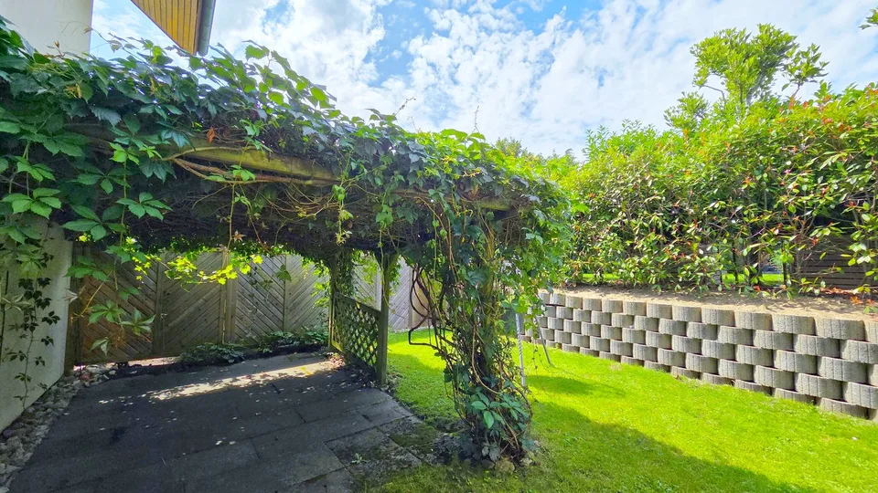Living like in a single-family home - large 4 ½-room attic apartment with private entrance, basement, and garden