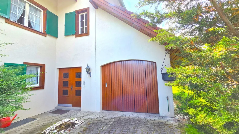 Living like in a single-family home - large 4 ½-room attic apartment with private entrance, basement, and garden