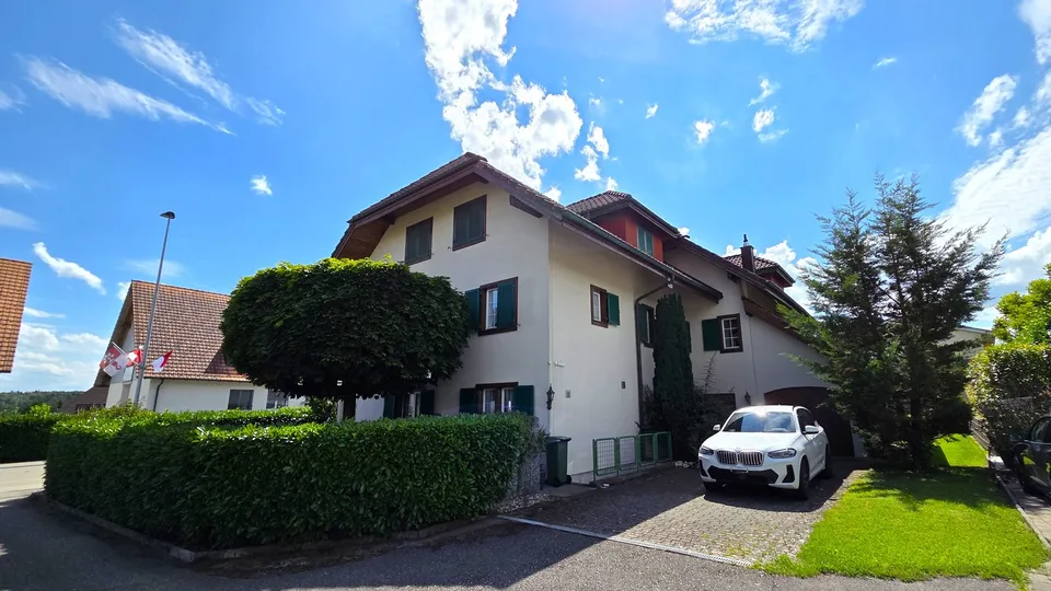 Living like in a single-family home - large 4 ½-room attic apartment with private entrance, basement, and garden