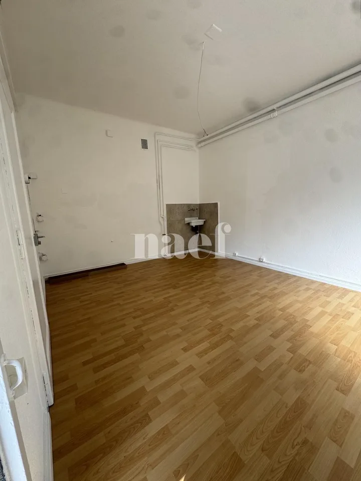 Arcade commerciale de 19 m² à louer  Rue de la Borde