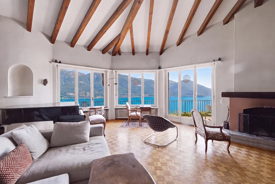 Casa da ristrutturare con piscina e vista panoramica sul Lago Maggiore