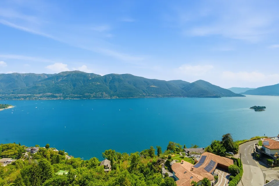 Casa da ristrutturare con piscina e vista panoramica sul Lago Maggiore