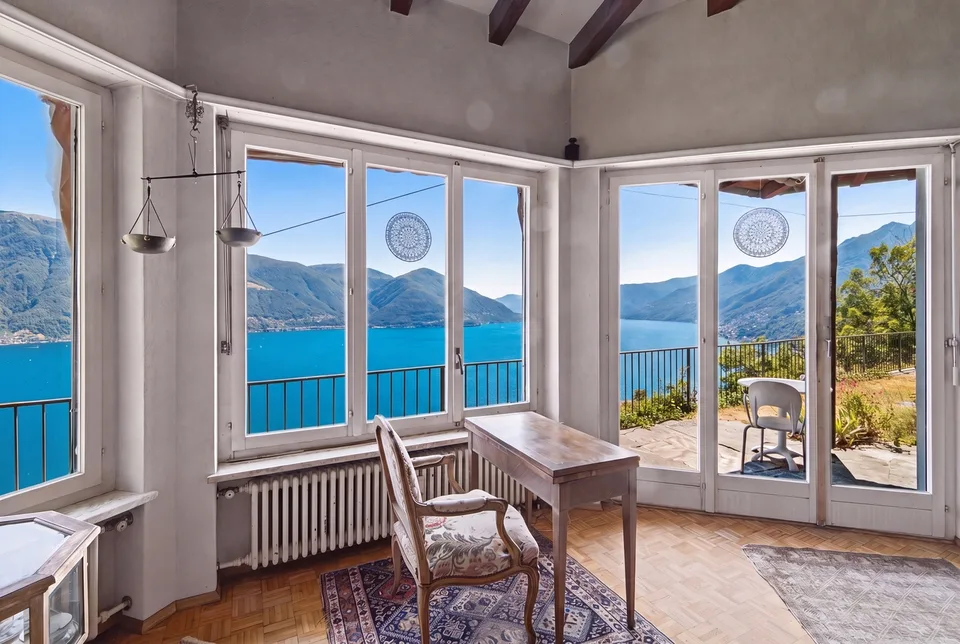 Casa da ristrutturare con piscina e vista panoramica sul Lago Maggiore
