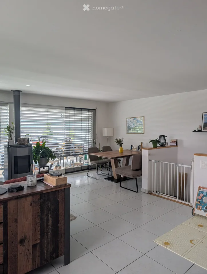 Helle 5.5-Zimmer-Wohnung mit Balkon und Garage in Watt