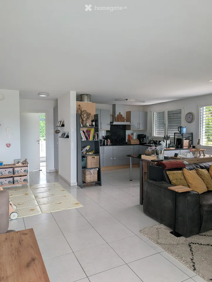 Helle 5.5-Zimmer-Wohnung mit Balkon und Garage in Watt