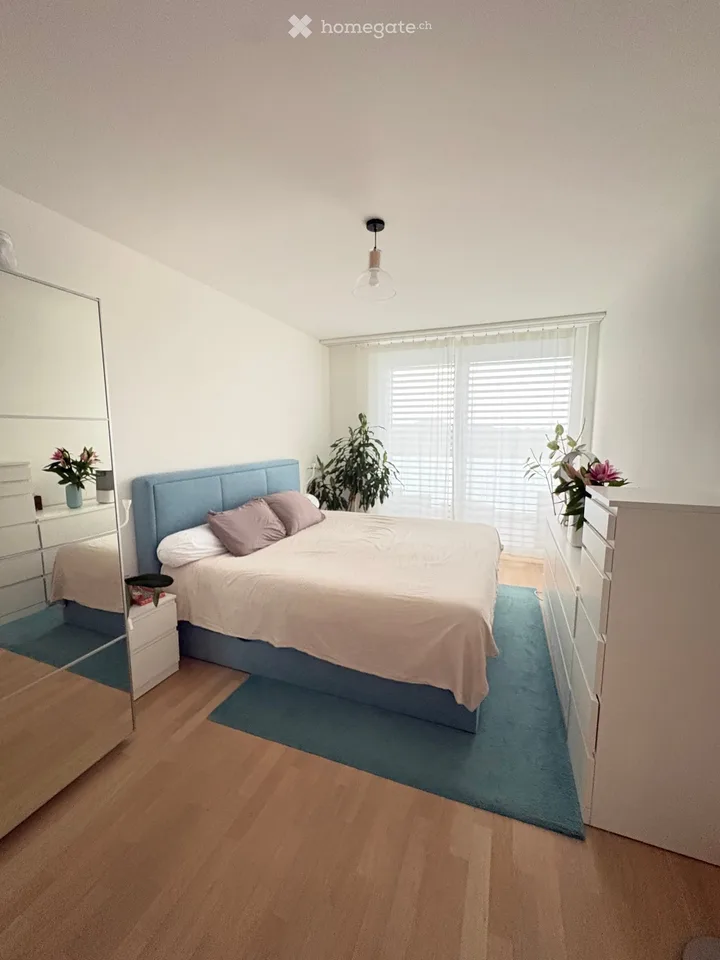 Stunning 5-Room Apartment with Panoramic Views in Bellevue