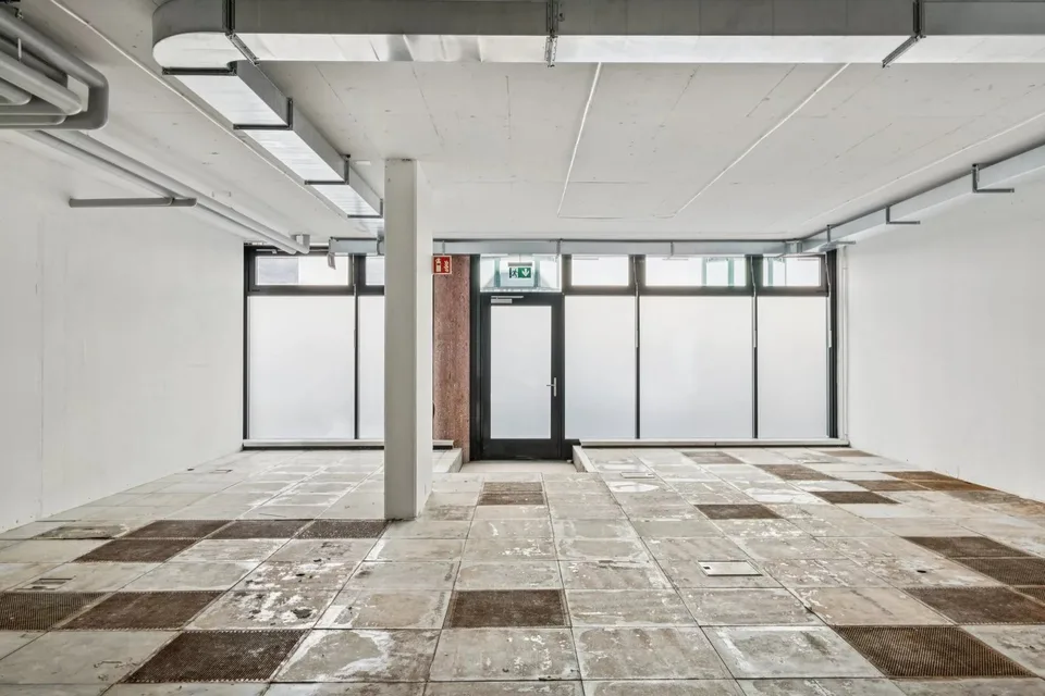Arcade on two levels at Rue Jean-Charles Amat 7