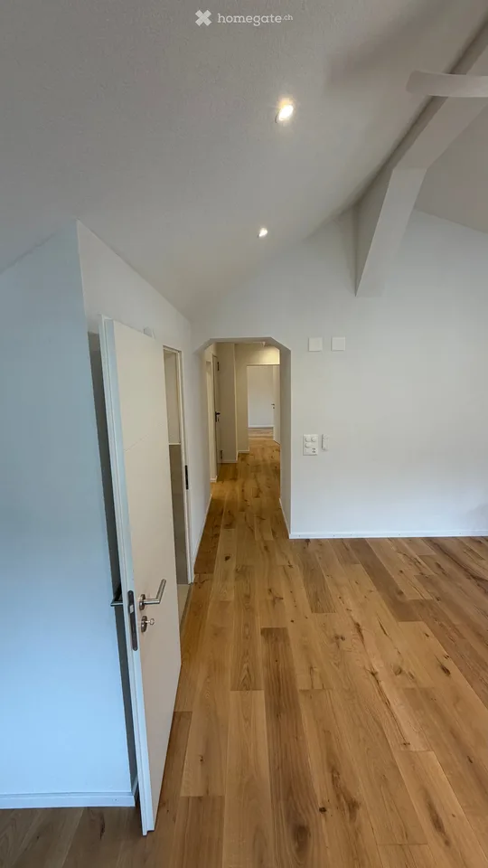 Incantevole appartamento mansardato di 3,5 locali a Zizers – ristrutturato in modo moderno con balcone e bella vista