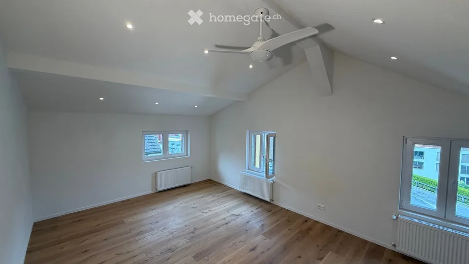 Incantevole appartamento mansardato di 3,5 locali a Zizers – ristrutturato in modo moderno con balcone e bella vista